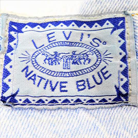 Vintage Native Blue Levi's Jeans Size Women's 11 High Rise Light Wash Mom Jeans image number 4