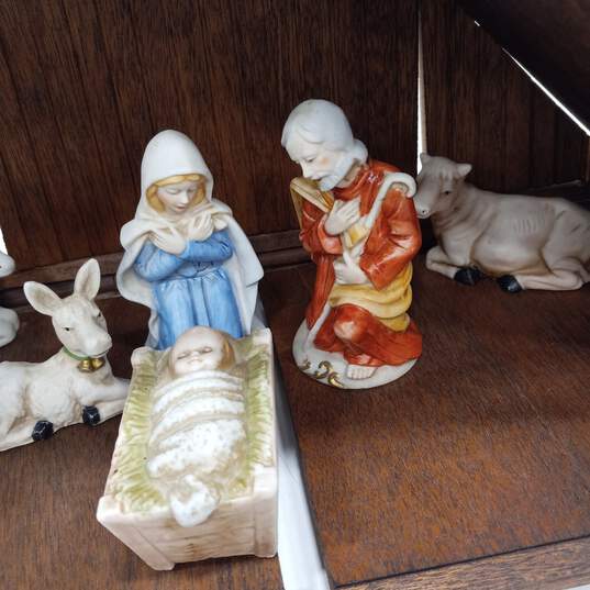 11pc Porcelain Nativity Set image number 3