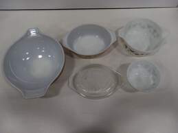 Set Of 4 Assorted Brown/White Pyrex Bowls alternative image
