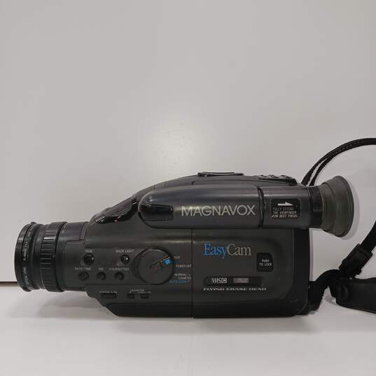 Magnavox Easycam VHS Video Camera CVN610AV01 Bundle image number 3