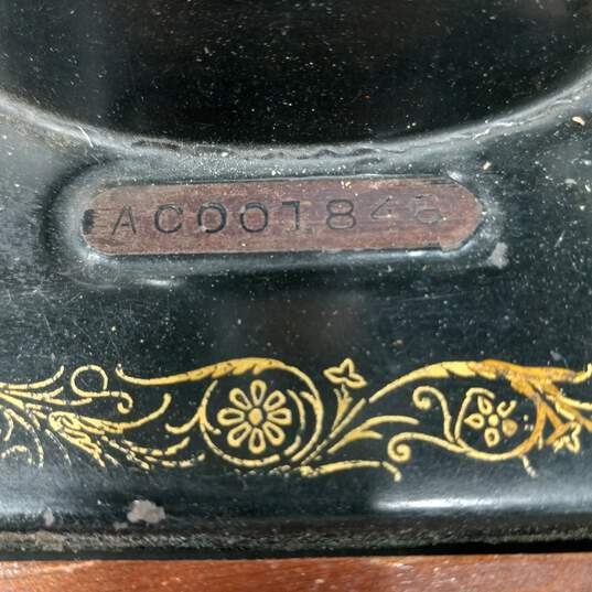 Antique Singer Sewing Machine/Case image number 7