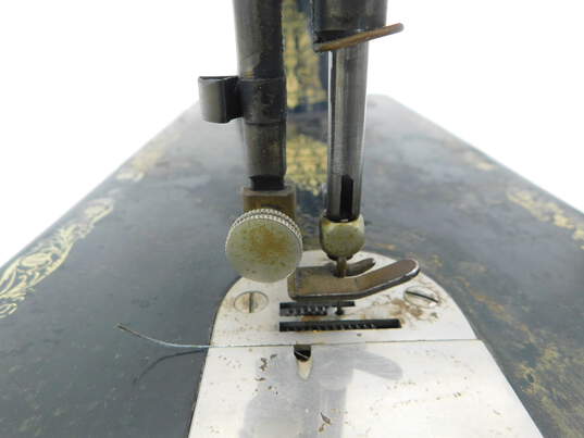 Vintage 1927 Singer Model 66 Sewing Machine image number 3