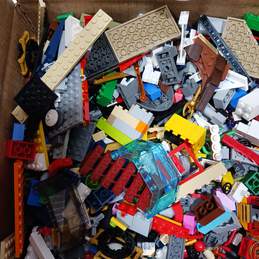 7.6 lbs Bulk Assorted LEGO Bricks alternative image