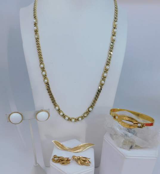 Vintage Crown Trifari Napier & Monet Goldtone Faux Pearls Chain Necklace Abstract & White Clip Earrings Tension Bangle & Leaf Brooch 93g image number 1