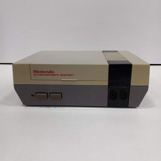 Vintage Nintendo Entertainment System Console Game Bundle image number 2