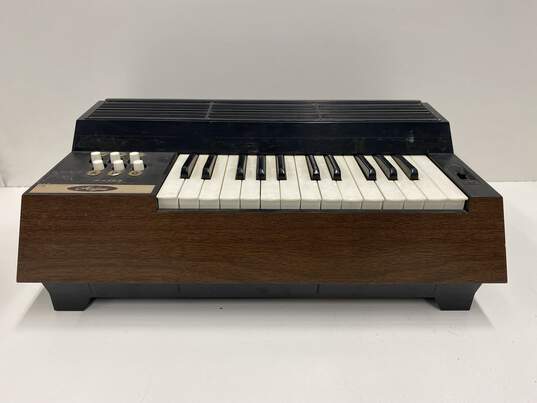 Magnus Electronic Organ Model 350 image number 1