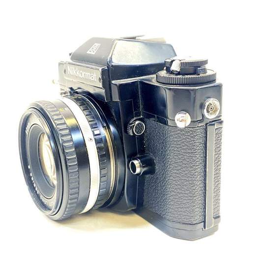 Vintage Nikkormat EL SLR Camera w/ Accessories image number 3