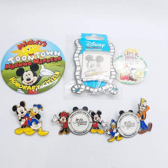 Disney Gold Tone Enamel Assorted Character Pin Bundle 6pcs. 84.0g image number 1