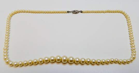Vintage 14K White Gold Clasp Faux Pearl Graduated Pearl Necklace 12.9g image number 2