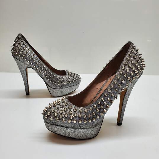 WOMENS VINCE CAMUTO SILVER SPIKED HEELS SIZE 5.5 image number 1