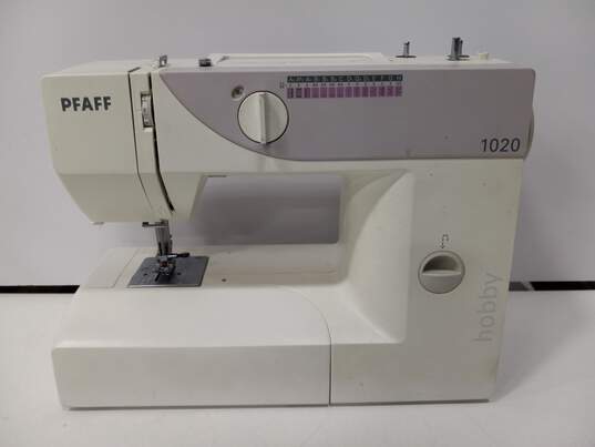 White Pfaff Model 1020 Sewing Machine W/Pedal FOR PARTS or REPAIR image number 3