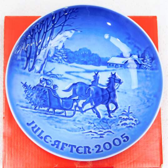 Bing And Grondahl 2005 Copenhagen Plate Bringing Home The Christmas Tree IOB W/ COA image number 1