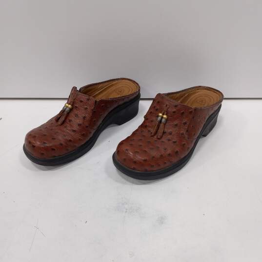 Women's Brown Leather Clog Shoes Size 7B image number 1