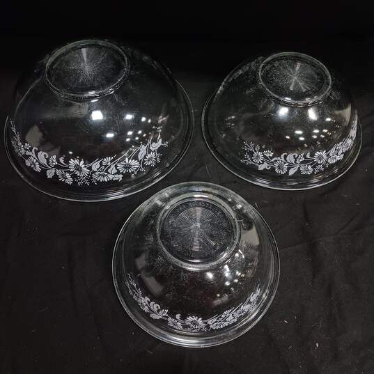 Set Of 3 Transparent White Floral Pattern Pyrex Kitchen Bowls image number 3