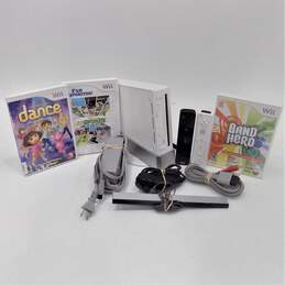 Nintendo Wii W/ 2 Controllers and 3 Games