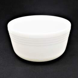 VNTG Pyrex Hamilton Beach White Milk Glass 8.5in. Mixing Bowl w/ Pour Spout Bowl alternative image