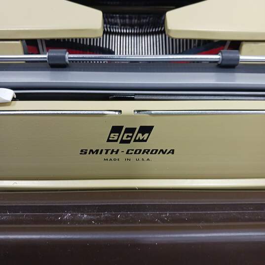 Smith Corona Galaxie 12 Manual Typewriter in Hard Case image number 4