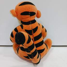 Fisher-Price Love To Hug Tigger Talking Plush Toy alternative image