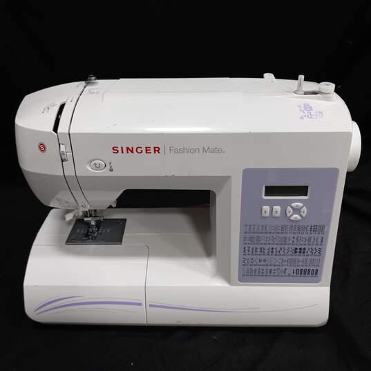 White Singer Fashion Mate 5560 Sewing Machine image number 1