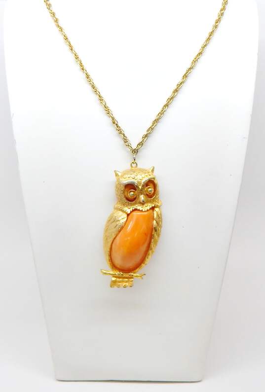 VNTG Marbled Lucite Jelly Belly Gold Tone Owl Pendant Necklace 69.1g image number 1