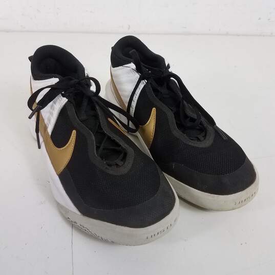 Nike Team Hustle D10 (GS) Athletic Shoes Black Metallic Gold CW6735-002 Size 6Y Women's Size 7.5 image number 3