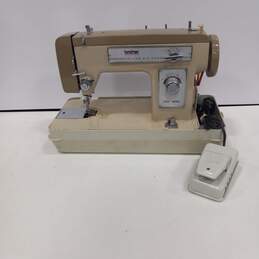 Brother Sewing Machine with Case alternative image