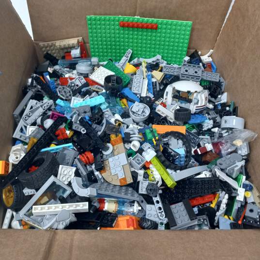 11lb Bulk of Mixed Variety Building Pieces and Blocks image number 1