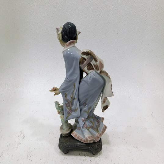 Retired Lladro 1984 Mayumi Japanese Geisha Woman Tending Flowers 1449 Porcelain Figurine image number 2