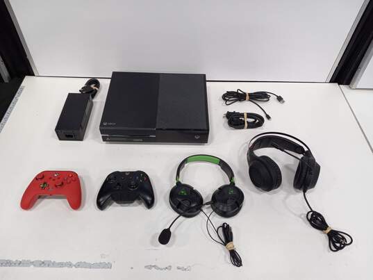 Microsoft Xbox One Console With 2 Controllers And 2 Turtle Beach/Nubwo Gaming Headsets image number 1