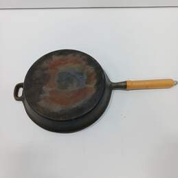 Cast Iron Fry Pan With Wood Handle alternative image
