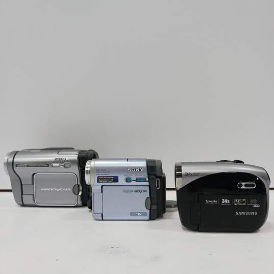 Bundle of 3 Assorted Camcorders image number 4