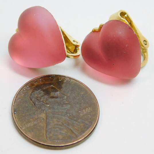 VNTG Crown Trifari Pink Lucite & Gold Tone Heart Clip-On Earrings 7.8g image number 6
