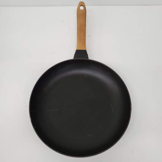 Staub Ceramic Cast Iron 11 Inch Frying Pan with Wooden Handle image number 3