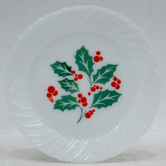 Vintage Termocrisa Crisa Christmas Holly Berry Milk Glass Dinner Plates Set of 4 image number 6