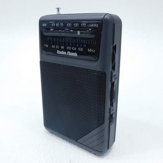 Handheld Radio Shack AM/FM Radio & Sony Watchman FDL-22 image number 2