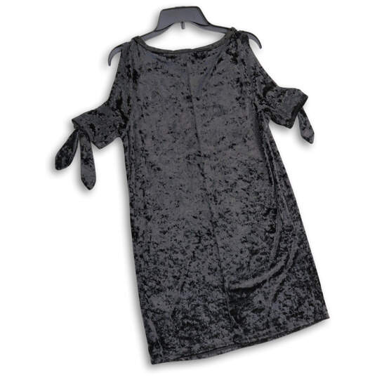 NWT Womens Black Velvet Cold Shoulder Knee Length Shift Dress Size Medium image number 2