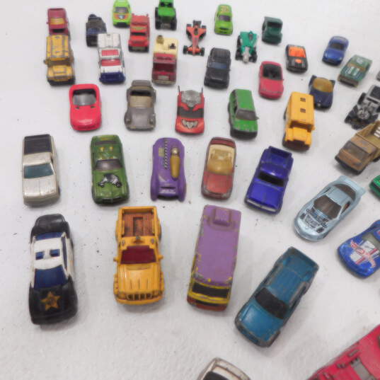 Lot of 1990s-Early 2000s Die Cast Toy Cars Hot Wheels Matchbox Maisto + image number 2