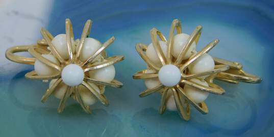 Vintage Coro White Beaded & Gold Tone Clip-On Earrings 4.5g image number 3