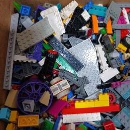 9.9lb Lot of Assorted Lego Building Bricks and Pieces alternative image