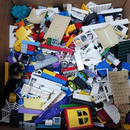 9.3lb Bundle of Assorted Lego Building Bricks and Pieces