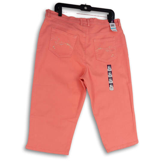 NWT Womens Pink Denim Medium Wash Stretch Classic Fit Capri Pants Size 16 image number 2