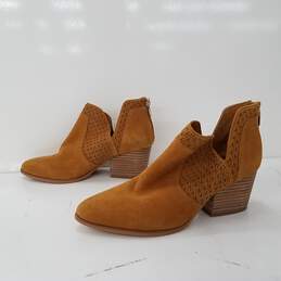 Vince Camuto Booties Size 6.5M alternative image