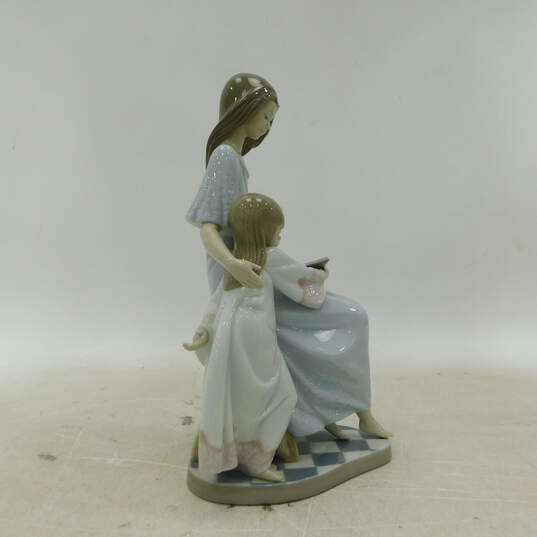 Lladro 5457 Bedtime Story Figurine Mother Reading to Daughter image number 4