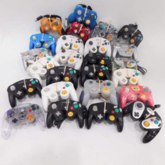 25 Nintendo Gamecube Controllers Mostly Wired image number 1