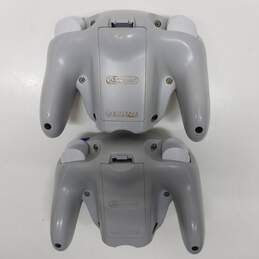 Pair of Wireless Silver Nintendo GameCube Wavebird Controllers For Parts/Repair alternative image