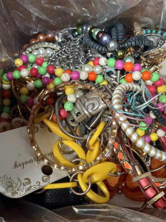 7.1lbs Lot of Assorted Bulk Costume Fashion Jewelry image number 2