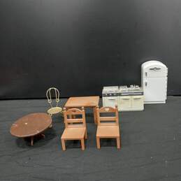 Bundle of Assorted Dollhouse Miniature Furniture & Other Accessories alternative image