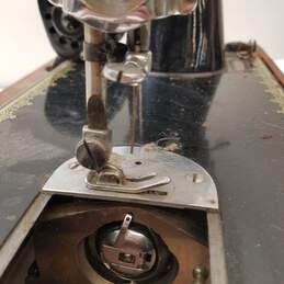 Vintage Singer Universal SA16853 Sewing Machine alternative image