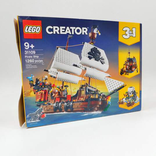 LEGO Creator 31109 Pirate Ship IOB W/ Minifigures & Manuals image number 1