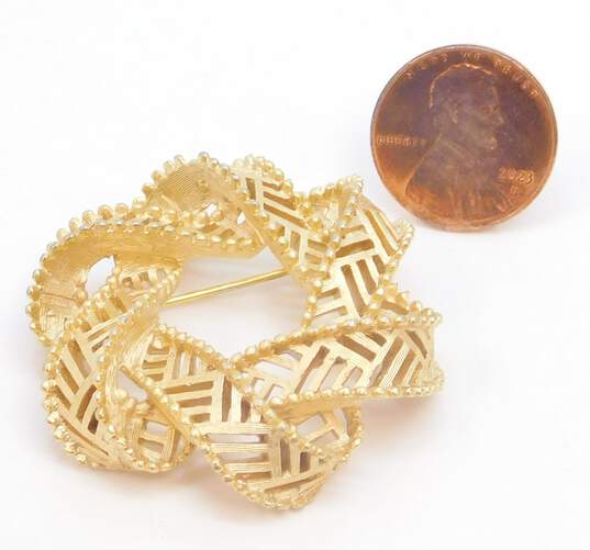 Vintage Crown Trifari Gold Tone Scrolled Cut Out Ribbon Brooch 17.2g image number 4
